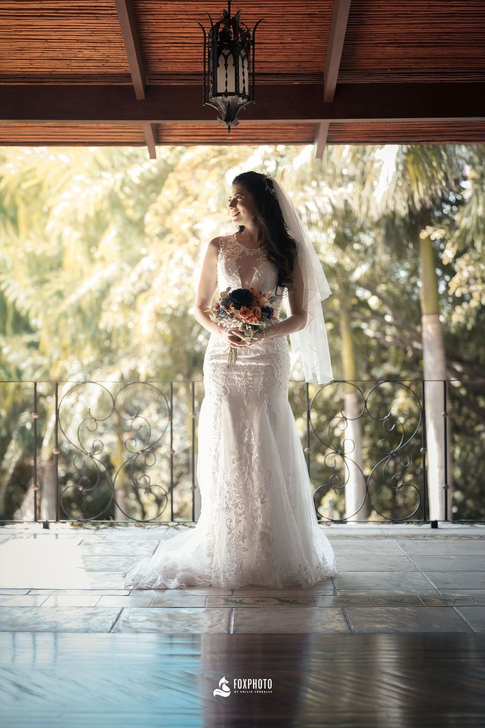 Novia en una terraza con palmeras