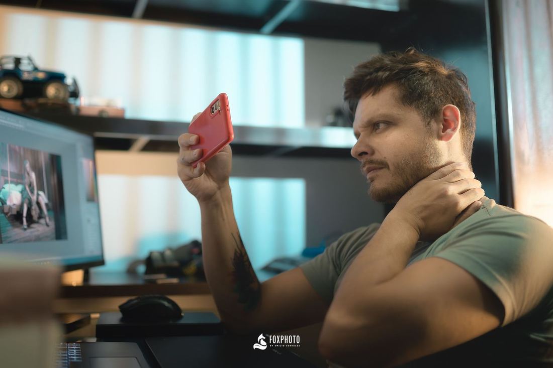 Emilio revisando fotos en su estación de edición