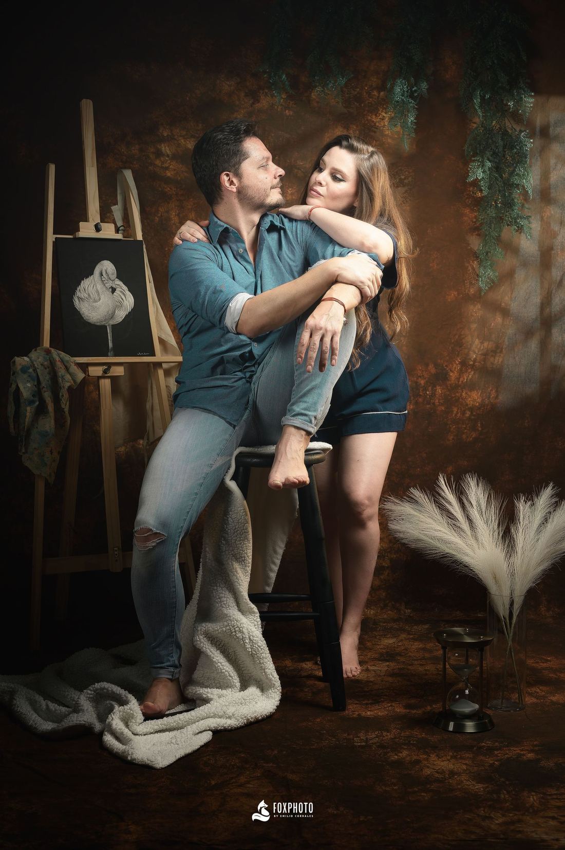 Emilio y Meli en una sesión de estudio con fondo cálido